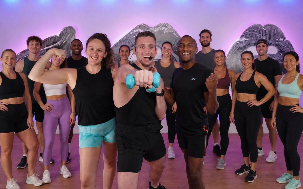 Treinador a conduzir o treino, com o grupo a repetir os movimentos